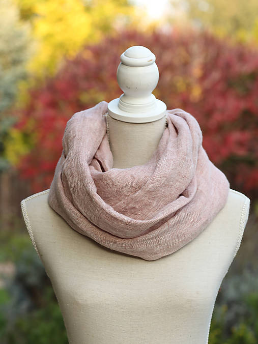 Dámsky jemný a hrejivý nákrčník ružovohnedej farby s remienkom