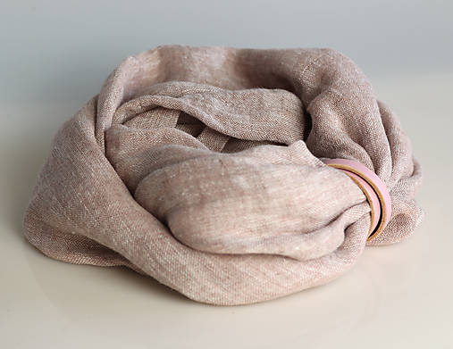 Dámsky jemný a hrejivý nákrčník ružovohnedej farby s remienkom