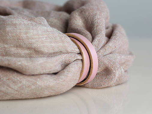 Dámsky jemný a hrejivý nákrčník ružovohnedej farby s remienkom