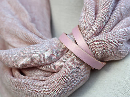 Dámsky jemný a hrejivý nákrčník ružovohnedej farby s remienkom