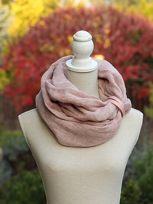 Dámsky jemný a hrejivý nákrčník ružovohnedej farby s remienkom