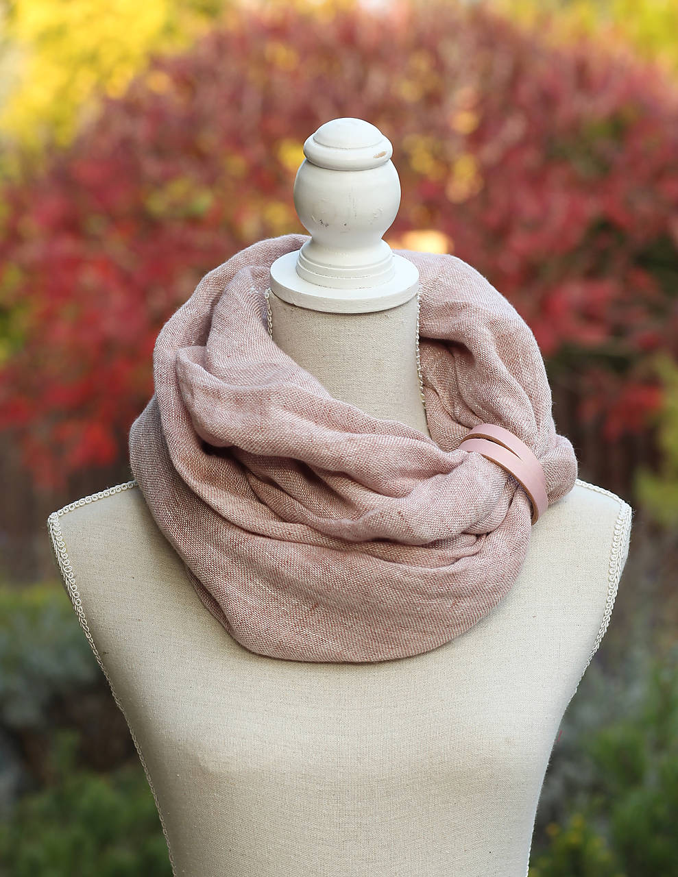 Dámsky jemný a hrejivý nákrčník ružovohnedej farby s remienkom