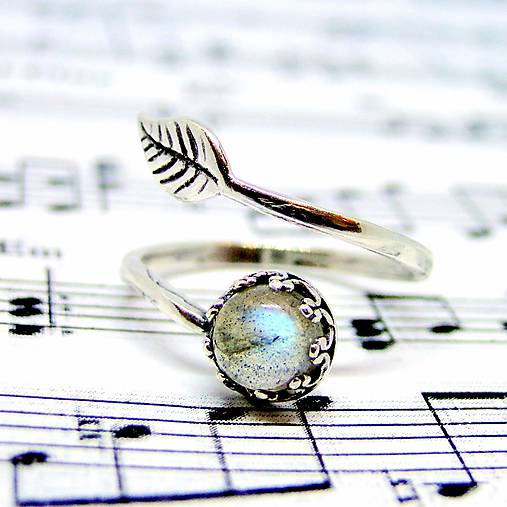 Simple Leaf Silver Gemstone Ring Ag925 / Strieborný prsteň s minerálom  (Labradorite / Labradorit)