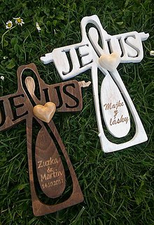 Dekorácie - Drevený krížik Jesus s gravírovaním na mieru - 8685779_