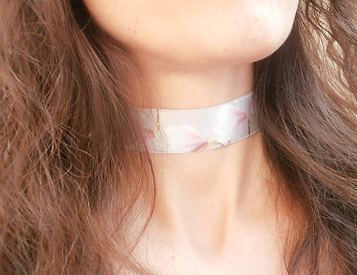 Náhrdelníky - Sivý púdrový kvetinový choker s magnóliou - náhrdelník obojok - 8682765_