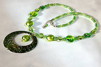Náhrdelníky - Náhrdelník olivovo zelený s kruhovým príveskom  - 8714228_