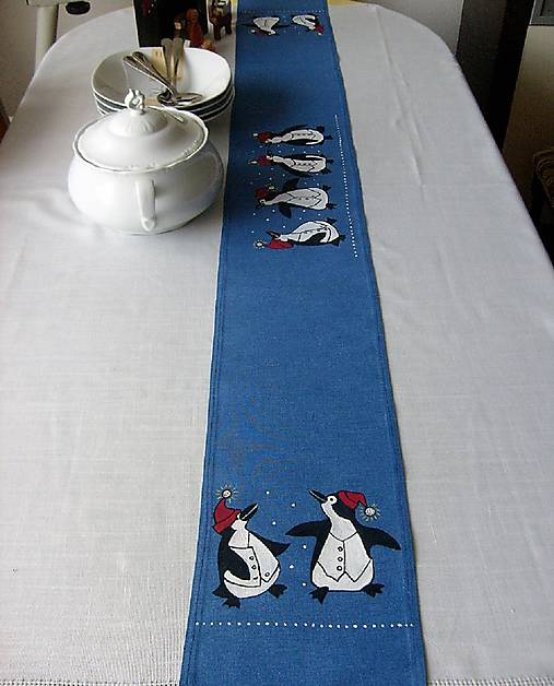 Úžitkový textil - Stredový obrus , ručne maľovaný, veselí tučniaci ,156 x 20 cm,  modrý - 8710809_