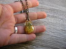 Náhrdelníky - Slzička s kvietkami - živicový náhrdelník (Slzička s kvietkami menšia - živicový náhrdelník č.1402) - 8712344_