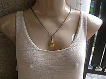 Náhrdelníky - Slzička s kvietkami - živicový náhrdelník (Slzička s kvietkami menšia - živicový náhrdelník č.1402) - 8712347_