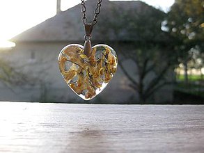 Náhrdelníky - Srdiečko s kvietkami - živicový náhrdelník (AKCIA Srdiečko s kvietkami - živicový náhrdelník č.1397) - 8712113_