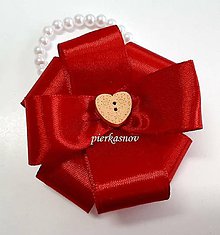 Svadobné pierka - náramok pre družičky červený s dreveným srdiečkom - 8725974_