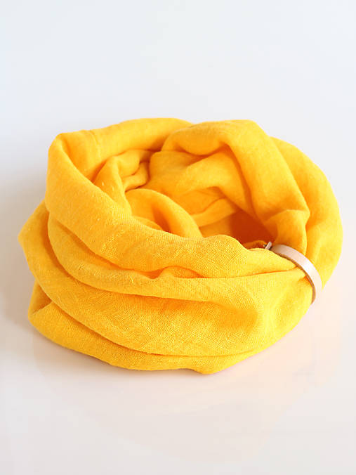 Jemný hrejivý ľanový nákrčník žltej farby s koženým remienkom