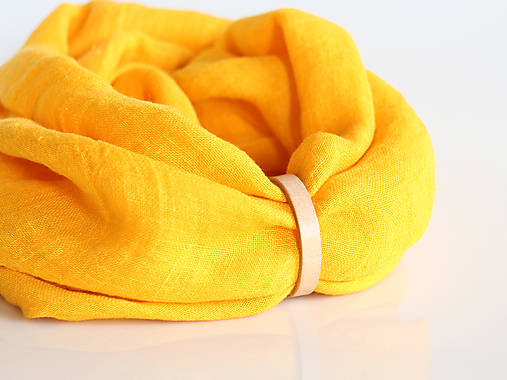 Jemný hrejivý ľanový nákrčník žltej farby s koženým remienkom