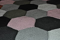 Úžitkový textil - Bielo-čierno-ružový koberec - 8753443_