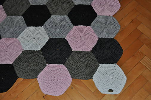 Bielo-čierno-ružový koberec