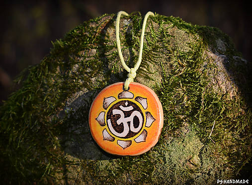 Náhrdelníky - Drevený prívesok "Lotos OM" - 8758992_