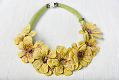 Náhrdelníky - Plstený náhrdelník žltý kvet - 8759051_