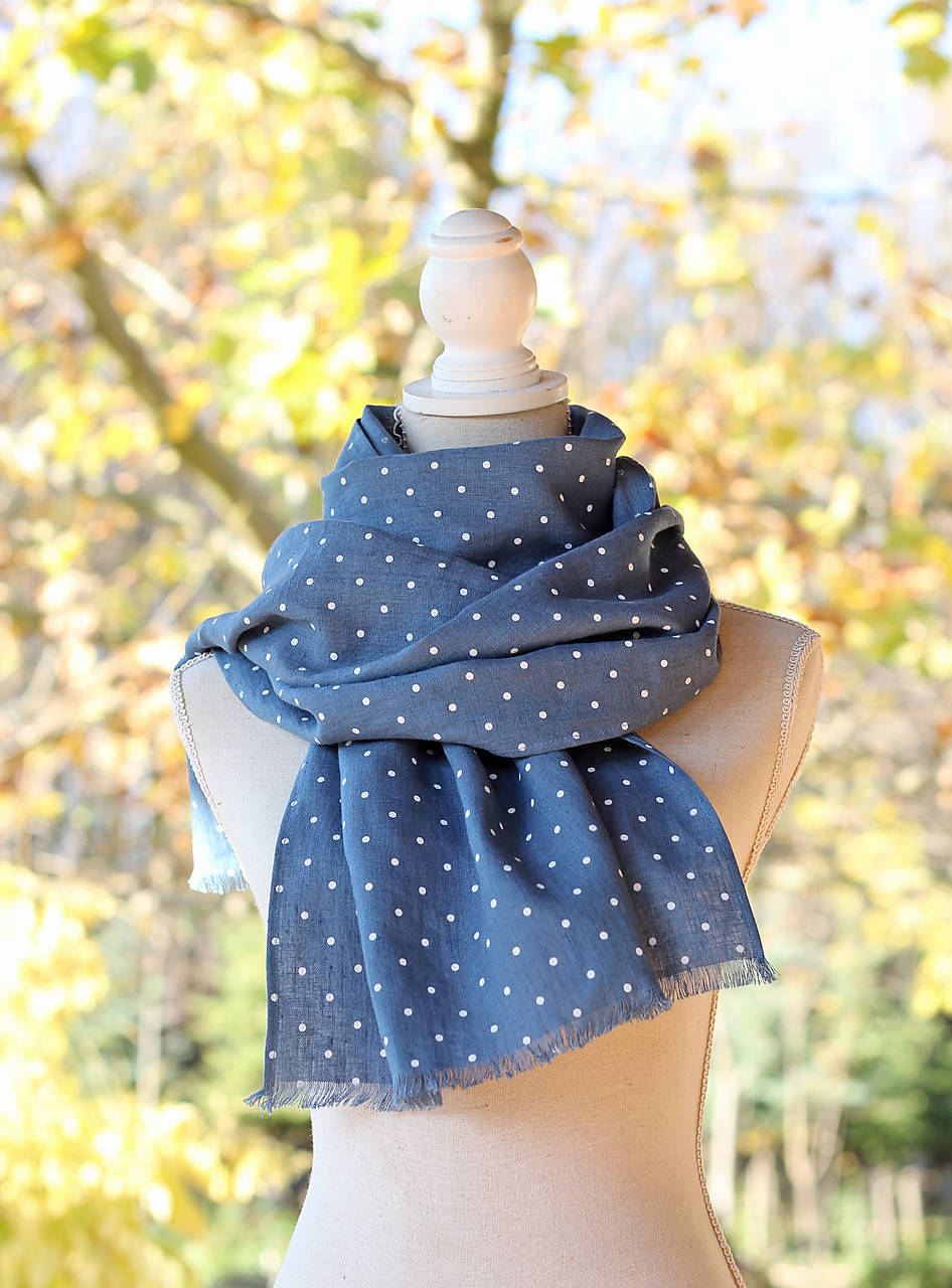 Bodkovaná ľanová šatka jeansovo-modrej farby s koženým remienkom