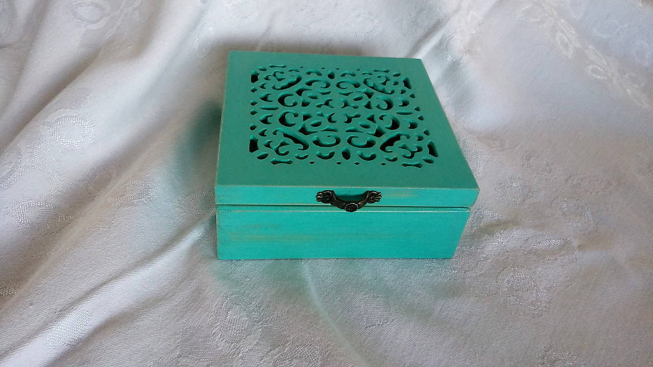 vyrezávaná krabička tyrkysová
