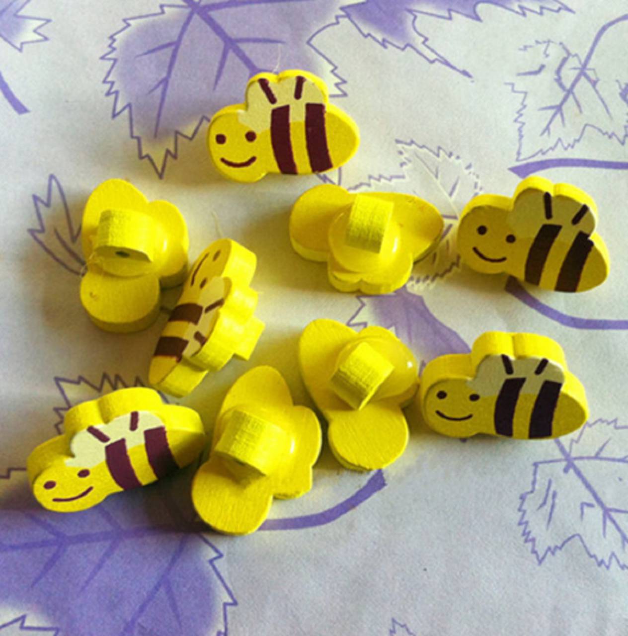 G104 Gombík drevený včielka 1,5 x 2,0 cm
