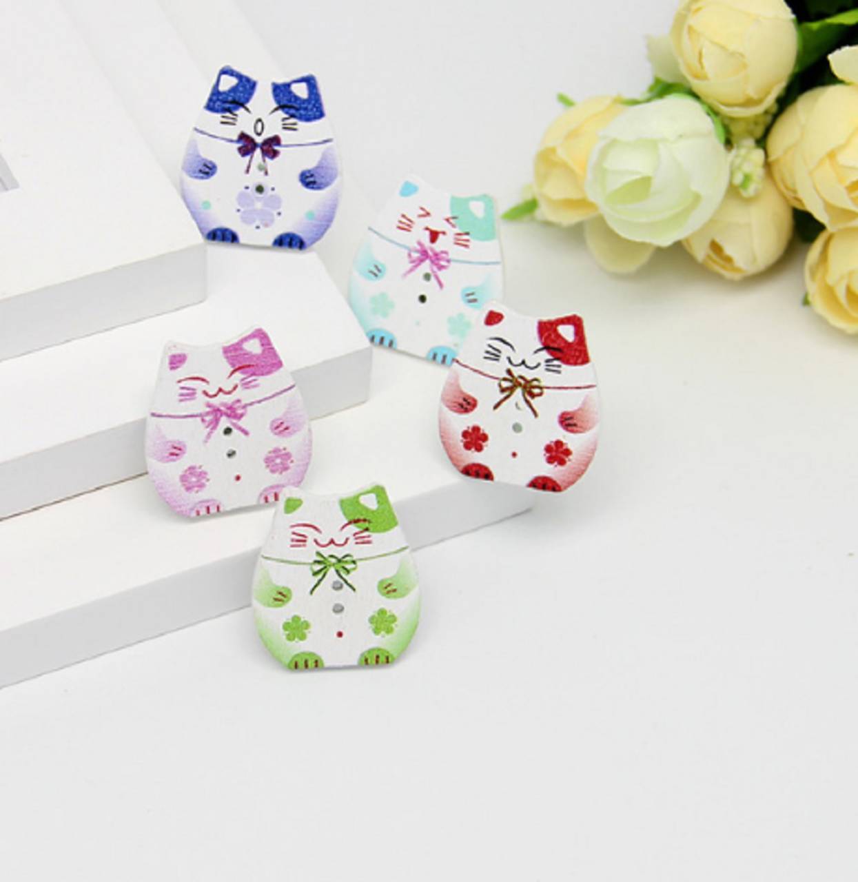 G104 Gombík drevený mačička 2,3 x 2,5 cm