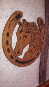 Dekorácie - Milý koník z dreva s podkovou ..dekorácia - 8801622_