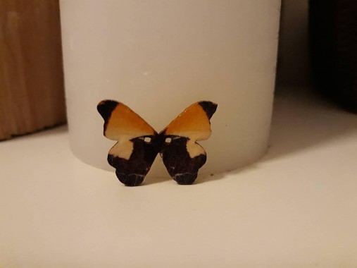 G104 Gombík drevený motýľ 2,1 x (2,6 cm)