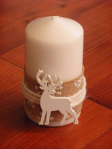 Sviečky - Vianočná sviečka s jutou a jeleňom 15cm - 8811697_