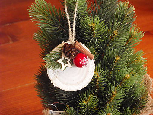 Vianočné ozdoba na stromček s drevenou hviezdou