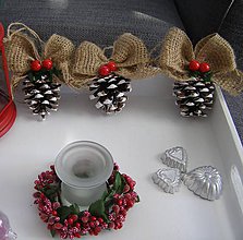 Dekorácie - šišky vianočné na stromček  II s červenými guličkami - 8828178_