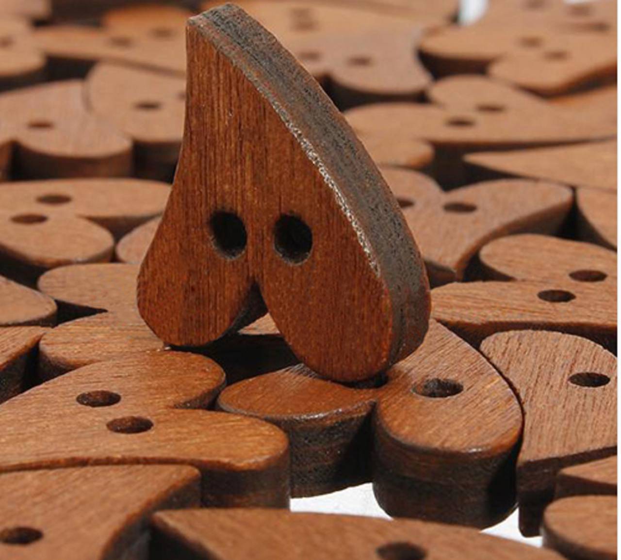 G104 Gombík drevený srdiečko 