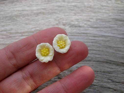 Náušnice - Kvietky napichovačky 13 mm, vlčí mak (Svetlo žlté kvietky, č.1601) - 8823676_