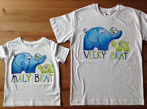 Maľované detské tričko so sloníkmi (Dva slony s loptou na svetlom tričku s nápisom "Malý brat" alebo "Veľký brat")