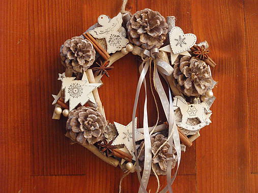 Dekorácie - *Vianočný patinovaný veniec sivo biely s mašličkou - 8839737_