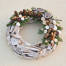 Dekorácie - Prírodný drevený vianočný veniec - 8840355_