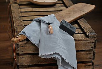 Úžitkový textil - ľanový uterák s odnímateľným koženým pútkom (sivomodrý) - 8852440_