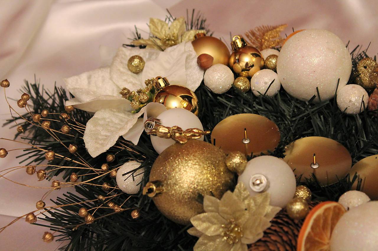 Vianočný svietnik/ikebana tradičná bielo-zlatá