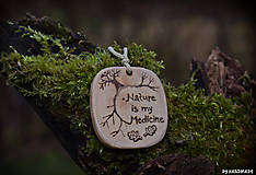 Drevený prívesok "Nature is my medicine" 