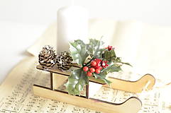 Dekorácie - Vianočný svietnik - sane s cezmínou - 8893655_