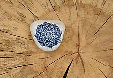 Dekorácie - Jemná kresba na tmavomodrom kruhu - Na kameni maľované - 8899690_
