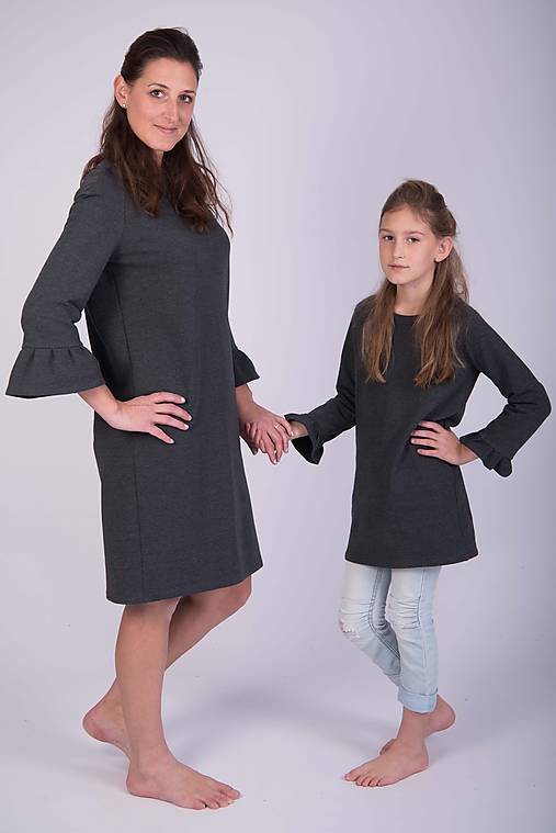 Detské oblečenie - Zľava posledné kusy - Antracitové šaty s volánom pre malú dámu - 8898687_
