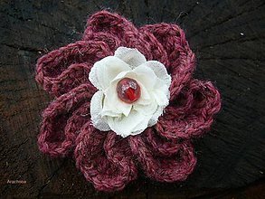 Brošne - Háčkovaná brošňa Kvet s textilnou ružičkou a korálkou - 8903145_