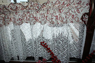 Úžitkový textil - krátka vitrážková záclonka s vianočným vzorom - 8909507_