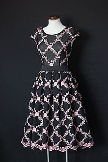 Šaty - Spoločenské šaty z vyšívaného tylu a elastickým živôtikom rôzne vzory - 8911967_