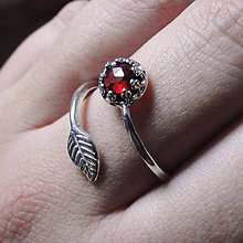 Prstene - Simple Leaf Silver Gemstone Ring Ag925 / Strieborný prsteň s minerálom  (Faceted Garnet Rhodolite / Granát rodolit) - 8916237_