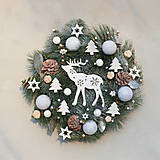 Dekorácie - Vianočný veniec na dvere so sobíkom - 8914587_
