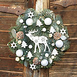 Dekorácie - Vianočný veniec na dvere so sobíkom - 8914590_
