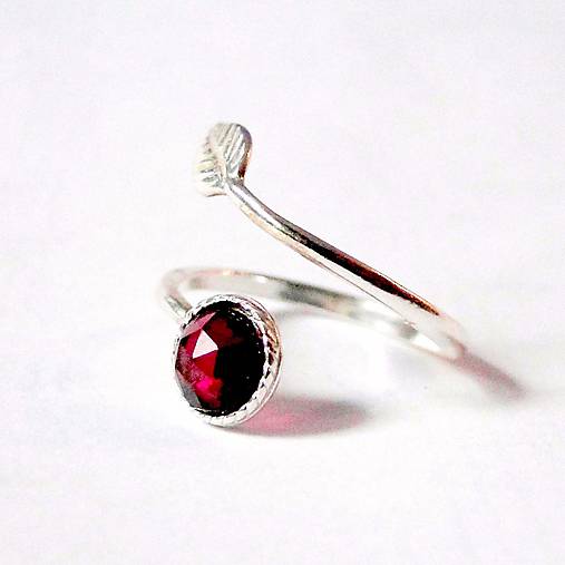 Simple Leaf Silver Gemstone Ring Ag925 / Strieborný prsteň s minerálom  (Faceted Garnet Rhodolite / Granát rodolit)