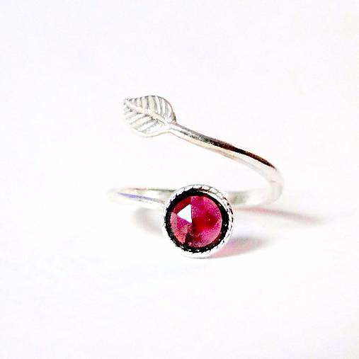 Simple Leaf Silver Gemstone Ring Ag925 / Strieborný prsteň s minerálom  (Faceted Garnet Rhodolite / Granát rodolit)