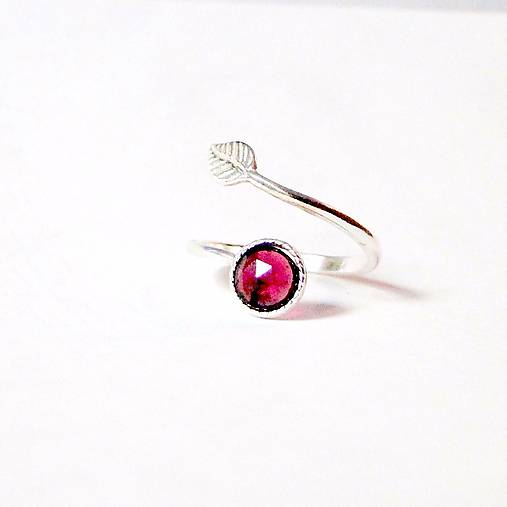 Simple Leaf Silver Gemstone Ring Ag925 / Strieborný prsteň s minerálom  (Faceted Garnet Rhodolite / Granát rodolit)